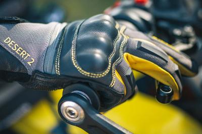 FAHRERAUSSTATTUNG | HANDSCHUHVIELFALT - HAND DRAUF