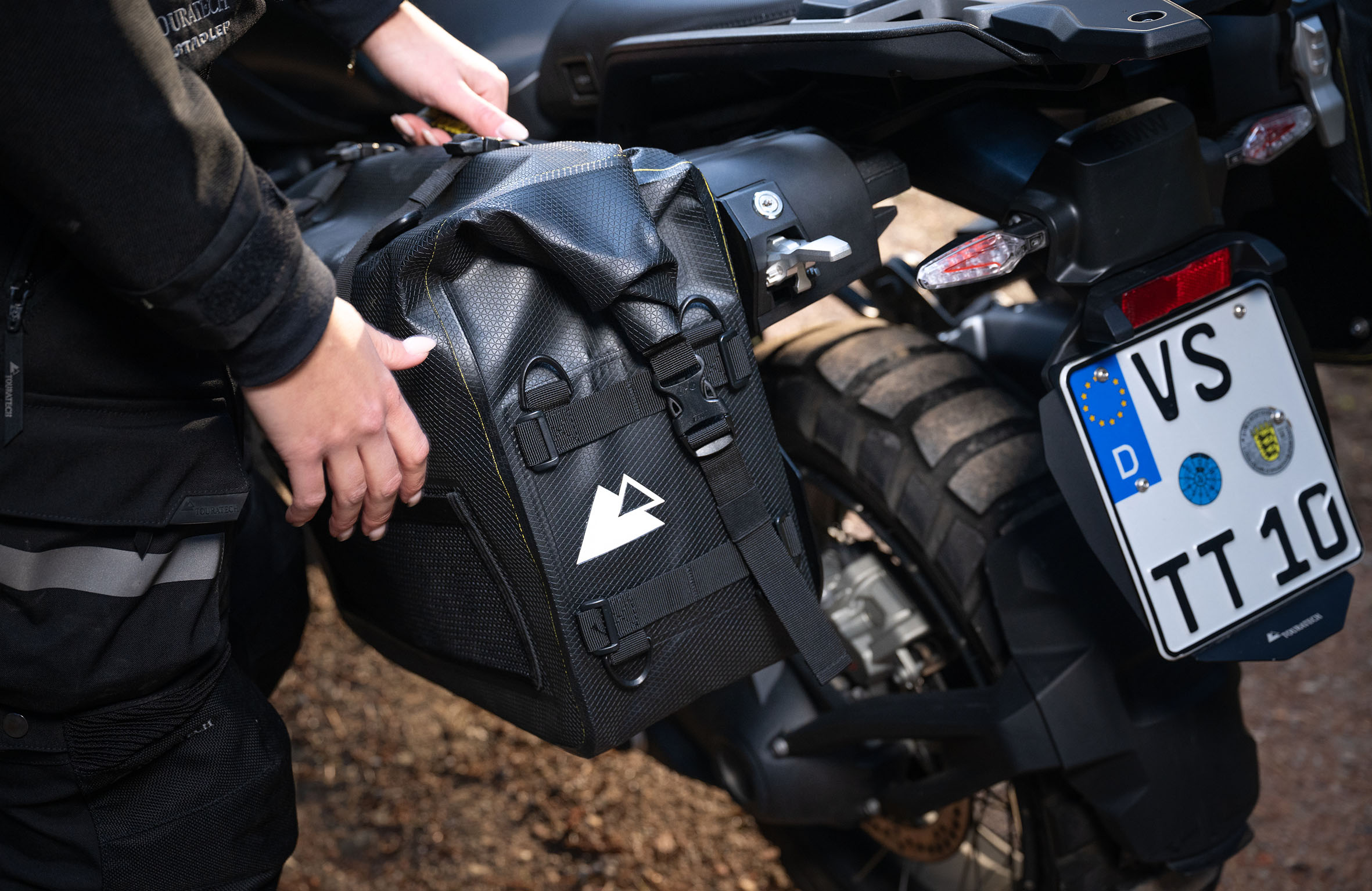 Touratech Softgepäck-System Plug & Travel: Professionelles Equipment für die BMW R 1300 GS mit Vario-Träger